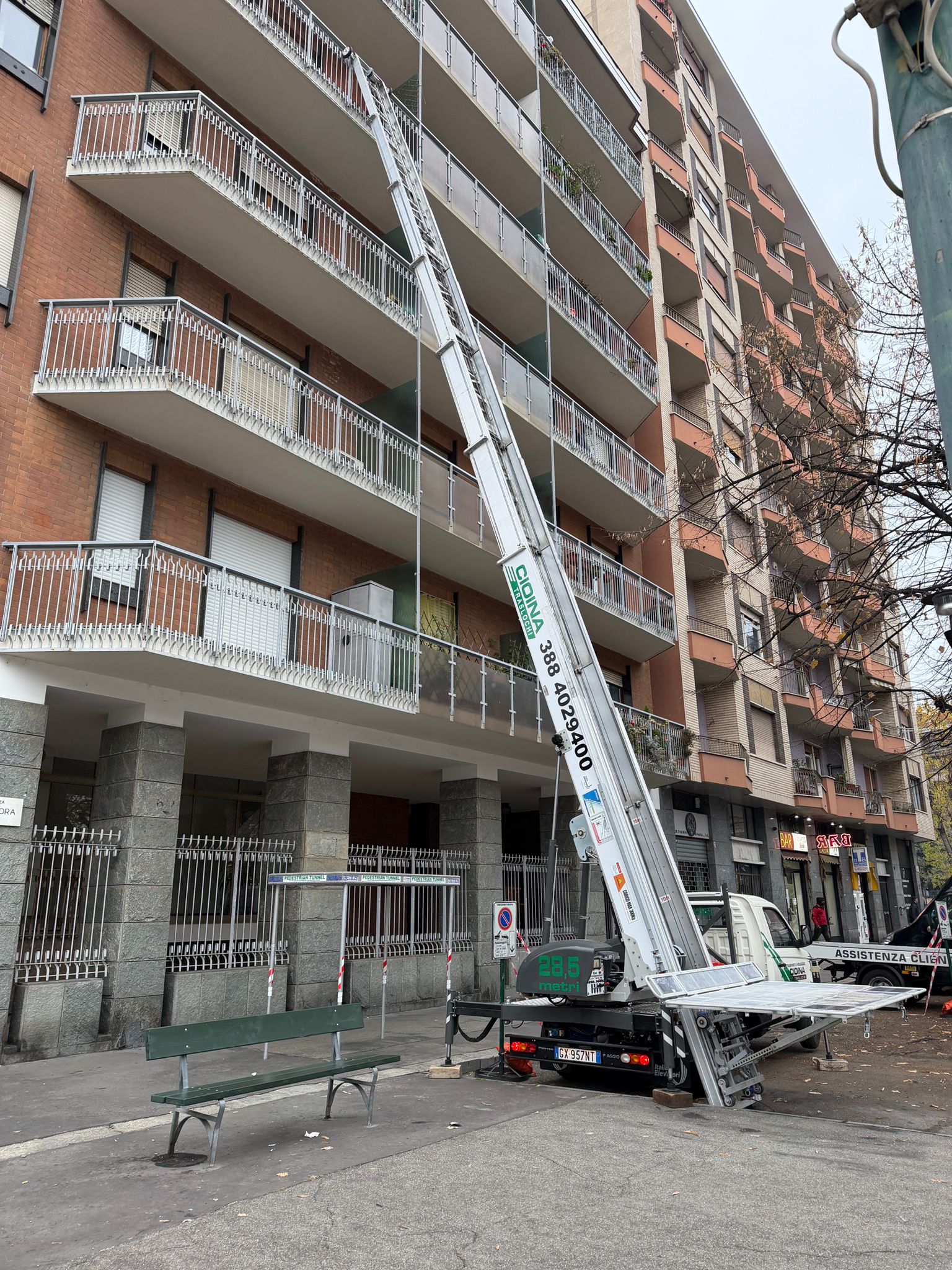 Autoscala da 28 metri estesa lungo un condominio con porticato durante un intervento