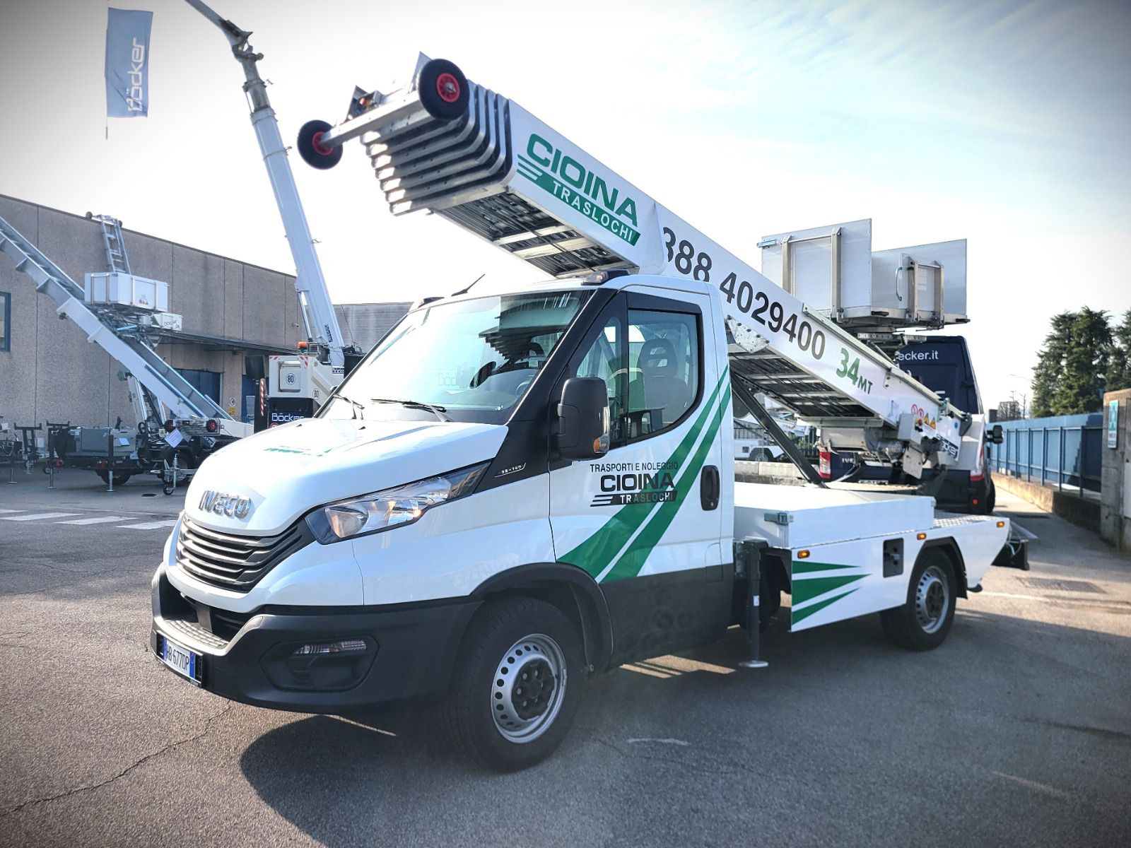 Autoscala Cioina da 34 metri montata su Iveco Daily, vista di tre quarti a braccio chiuso