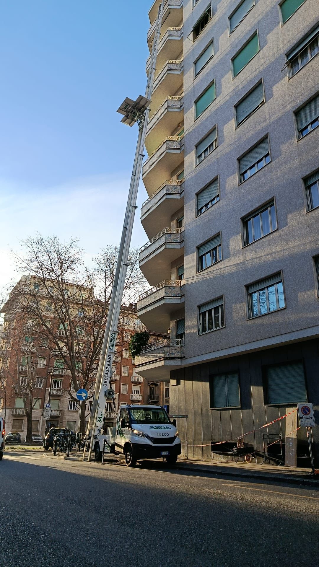 Autoscala Cioina completamente estesa fino all'ottavo piano di un palazzo alto