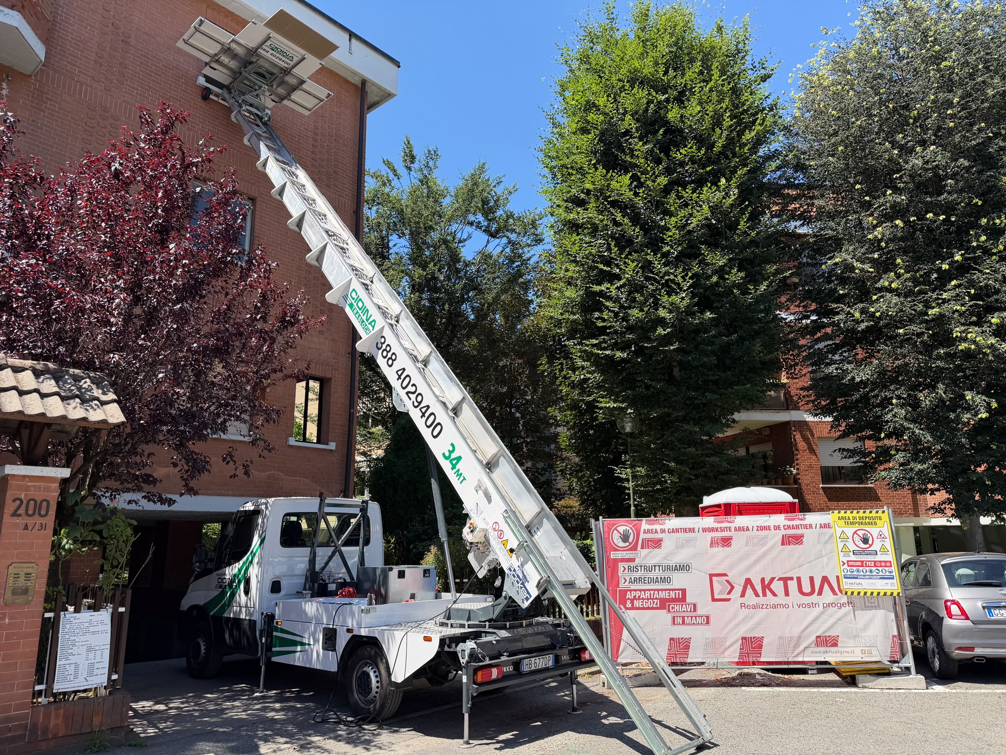 Autoscala da 34 metri estesa fino al tetto di una palazzina residenziale durante un trasloco