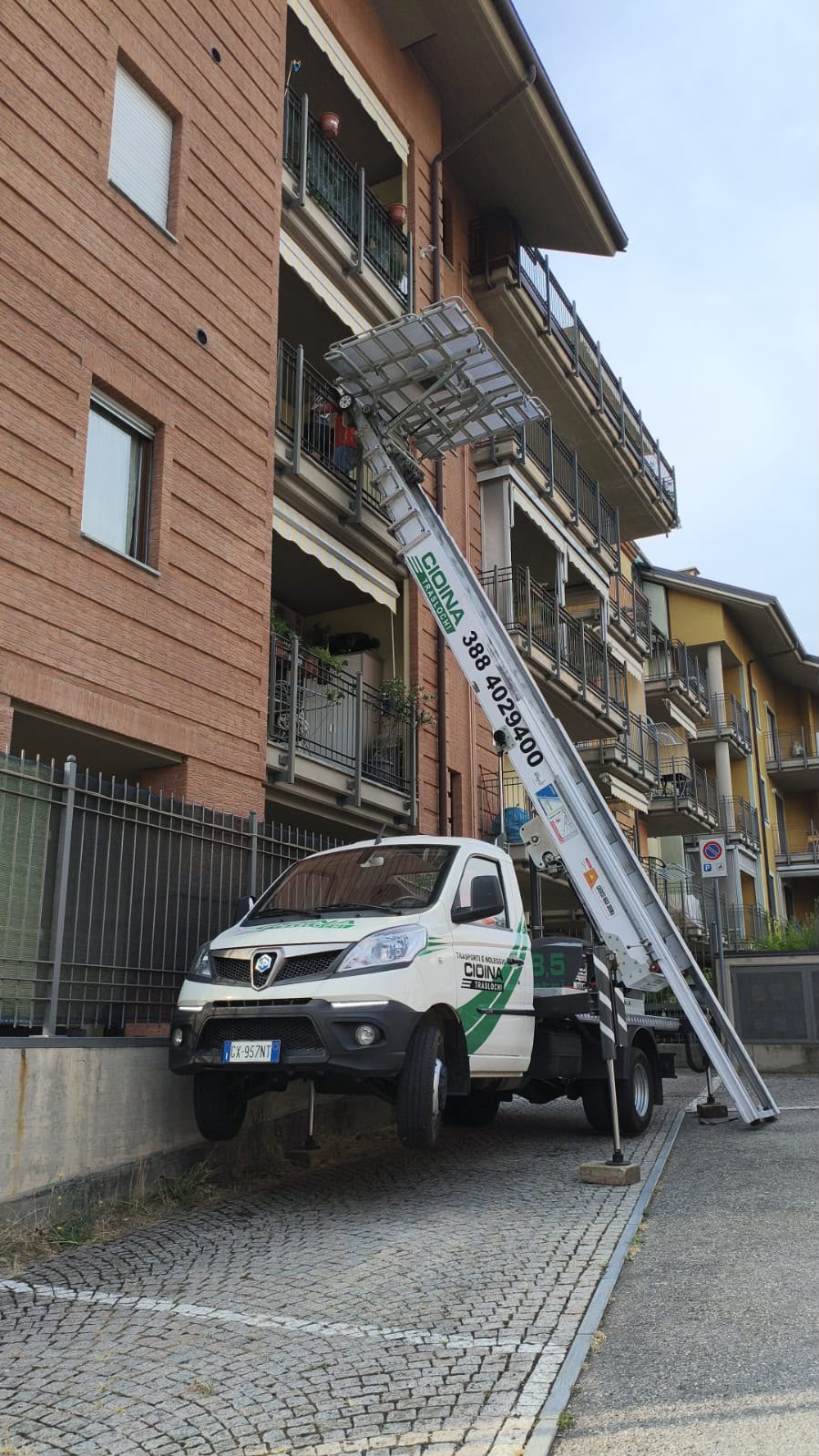 Piano di carico dell'autoscala affiancato al balcone di un secondo piano per il passaggio dei mobili