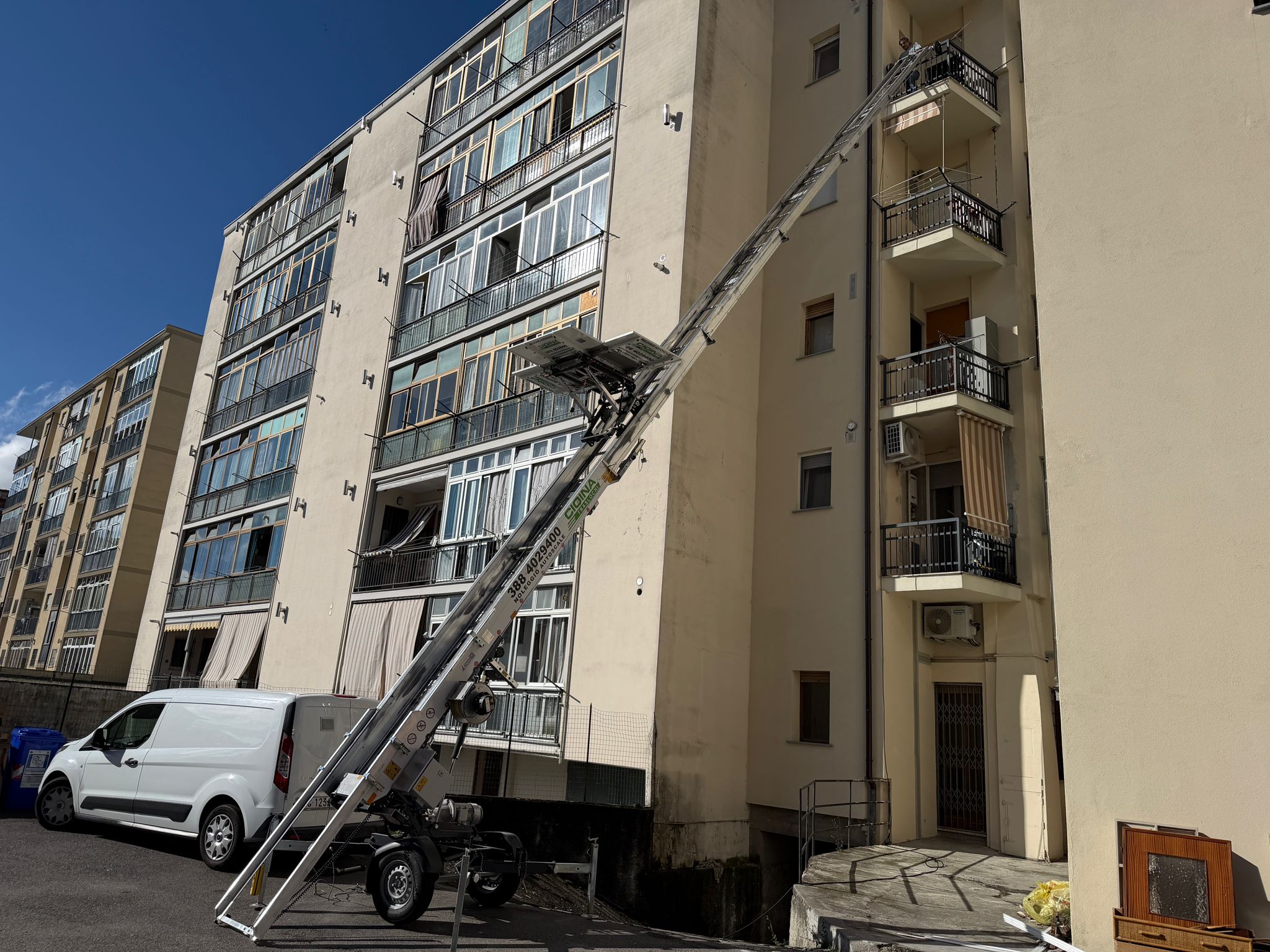 Autoscala carrellata a traino estesa fino al quarto piano di un condominio