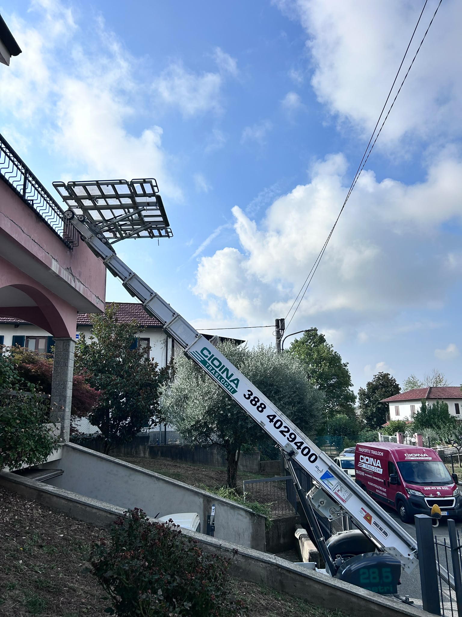 Autoscala Cioina estesa fino al terrazzo di una villa indipendente