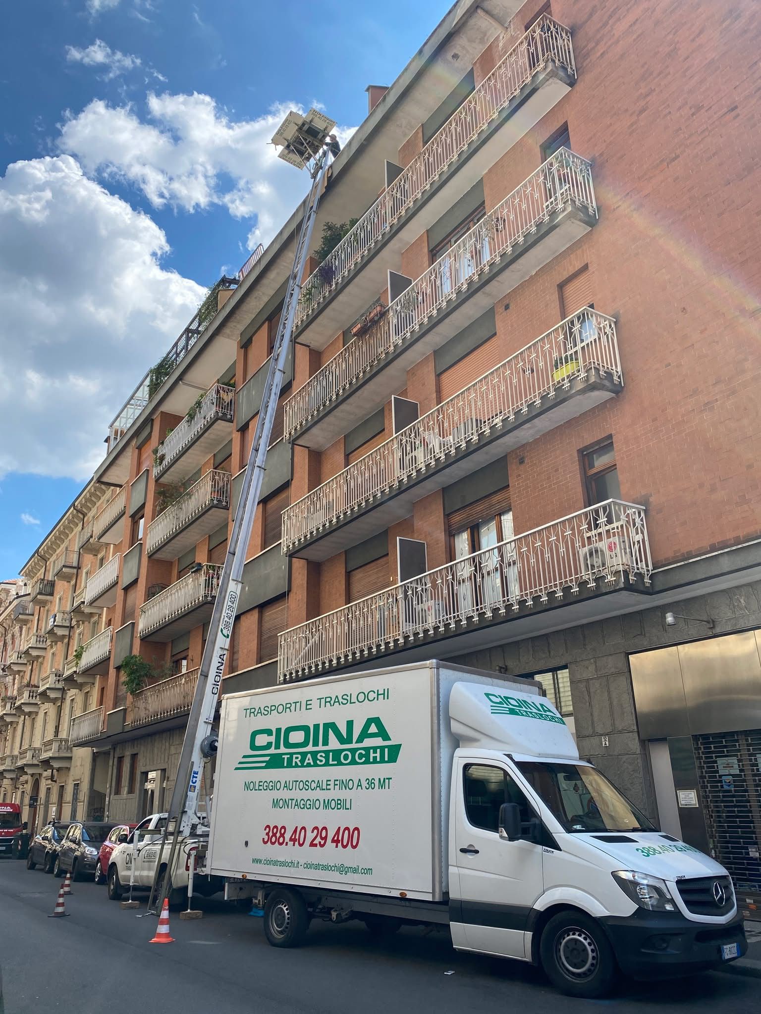Camion Cioina Traslochi e autoscala estesa fino al sesto piano di un palazzo
