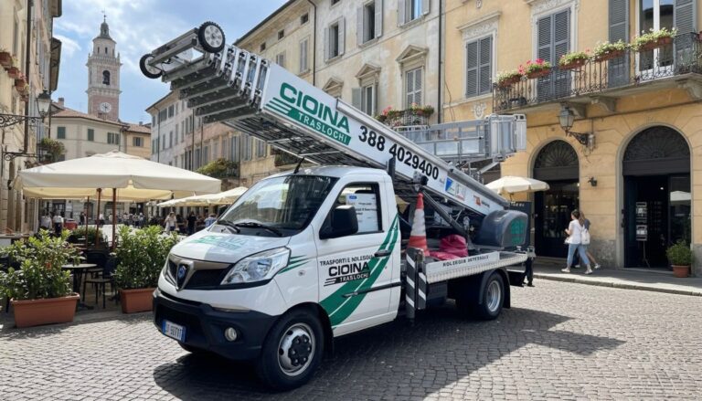 Autocarro Cioina con autoscala ripiegata fermo in una piazza con chiesa barocca e i tavolini di un bar