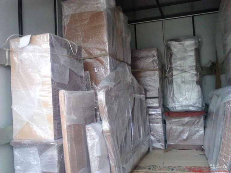 Interno del furgone carico di mobili imballati e fissati per il trasporto