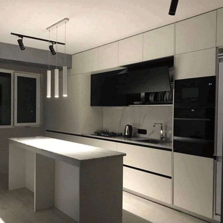 Cucina moderna bianca e nera con isola centrale e faretti a binario
