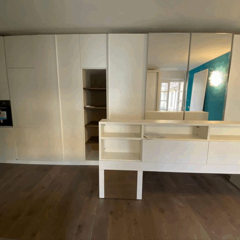 Mobile libreria su misura in legno chiaro durante il montaggio, con i ripiani ancora da inserire