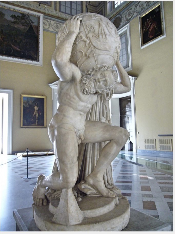 Statua in marmo esposta in una galleria d'arte con quadri alle pareti