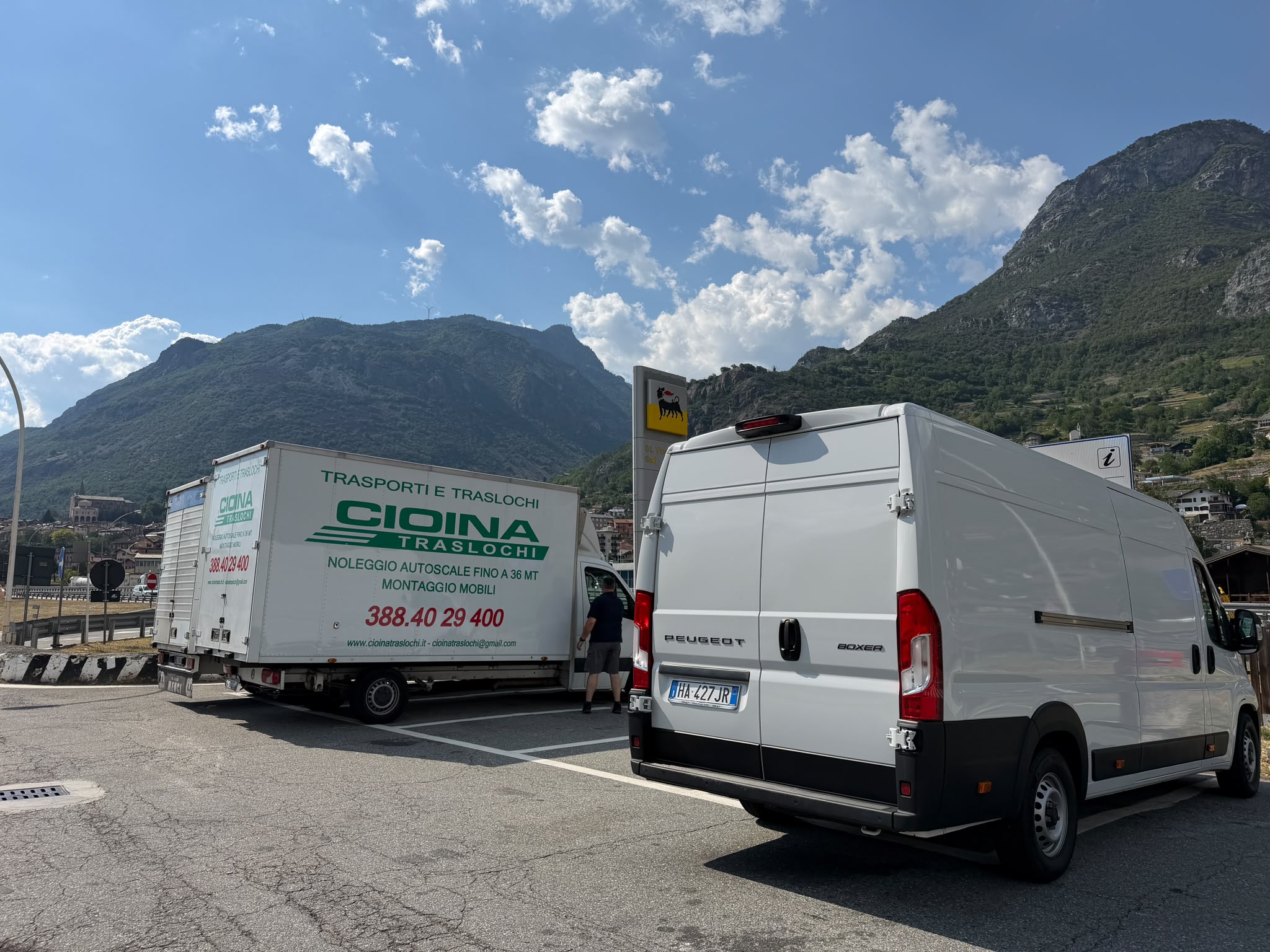 I mezzi Cioina Traslochi pronti alla partenza